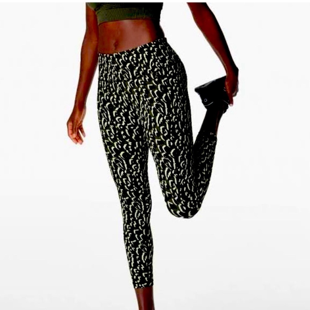 NWT SWEATY BETTY POWER LEGGINGS 7/8 LEGGINGS W/ SIDE POCKET 
GREEN LEOPARD  NWT